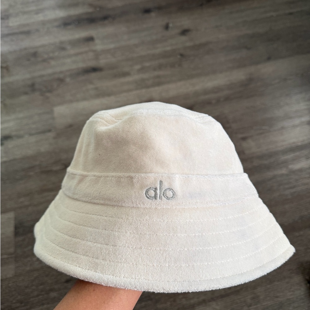 ALO Yoga Woman Soft Cream Hat - Picture 4 of 4